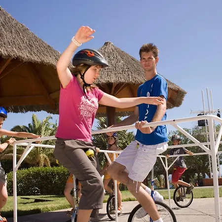 Robinson Esquinzo Playa منتجع 3*