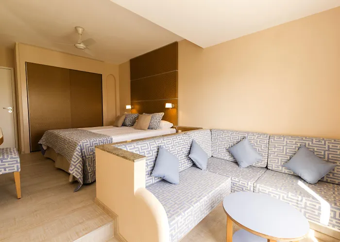 אתר נופש Robinson Esquinzo Playa